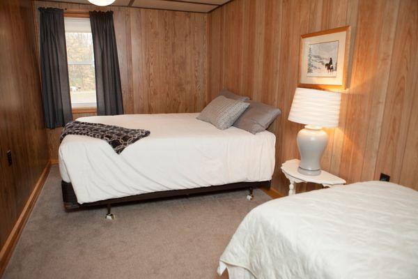 Cottage 9 Bedroom. Queen and Twin Beds