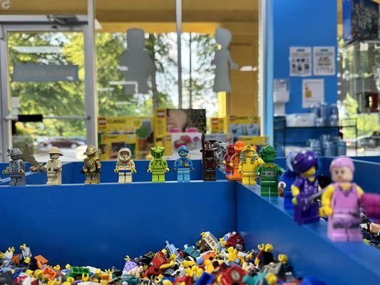 Minifig Maker table