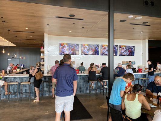 4 Hands at The District