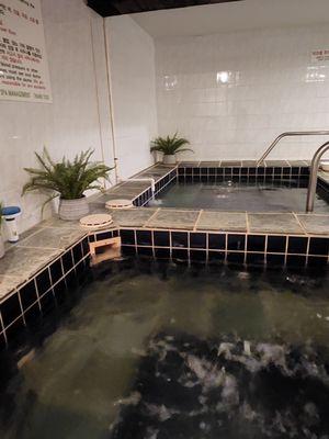 love the option for a cold tub with the hot. it really wakes you up!