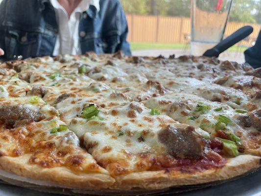 Service, excellent Pizza, darned good, could not stop eating it due to lotza mozza, rich sauce, and crispy crust. Go there and eat it up!