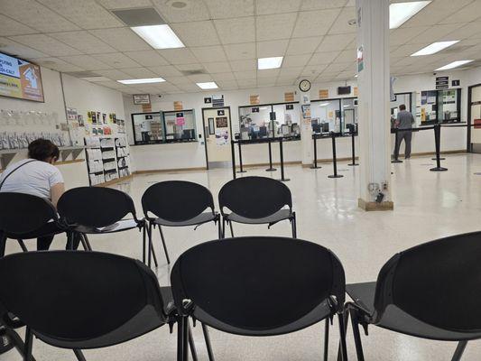 This place has been empty. I have been here for almost 3 hours.