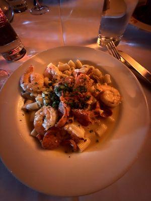 Linguine alla Vongole sub with gluten free pasta and prawns instead of clams.