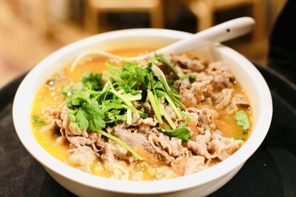 Sliced Beef in Tomato Broth 酸汤肥牛