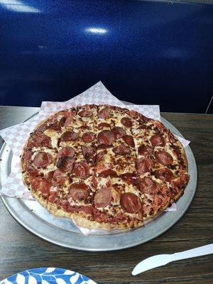 Large pepperoni pizza