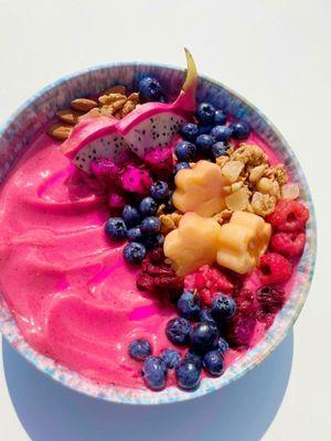 Dragonfruit smoothie bowl