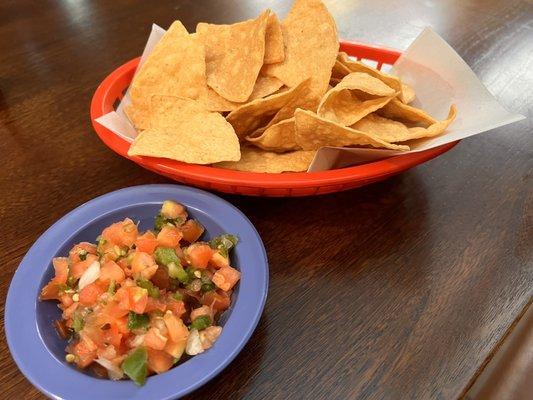Chips and pico de gallo