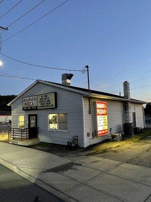 Mama's Pizza