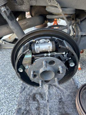 2006 Toyota sienna 2wd
Customer states noise coming from rear brakes
Installed new shoes and anti seize