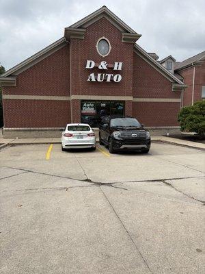 Selections of rental trucks for self- moving.  Make sure to fill up when returning. Use Credit not cash.