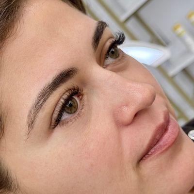 One extension per natural eyelash. Natural, clean and elegant result.