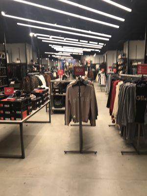 Don't go in to get your watch sized, b/c even if the store is dead & the person who knows how to size is available, they won't do it!