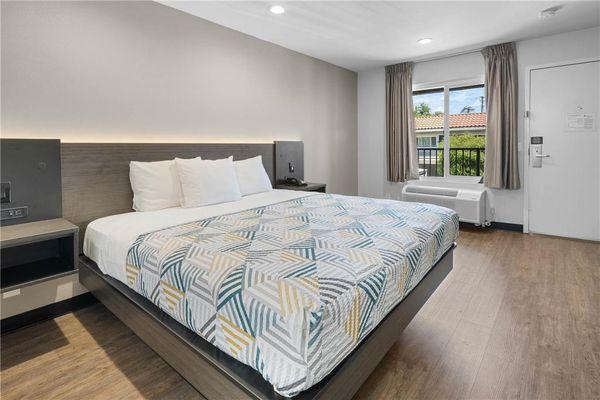 Motel La Mesa CAking bed