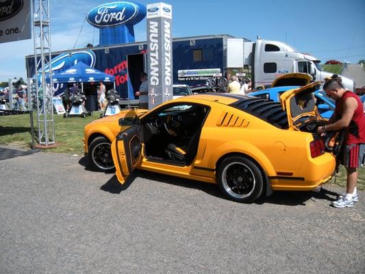 Valve cover upgrade with black powdercoated valve covers