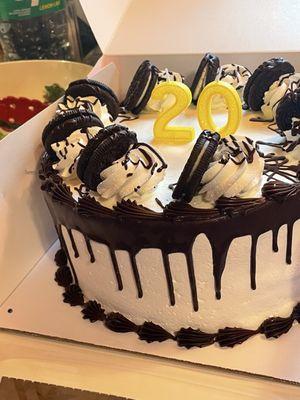 Oreo cookie ice cream cake
