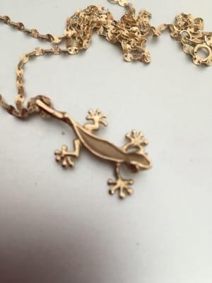 Beautiful Gecko pendant in 14 kt yellow gold.