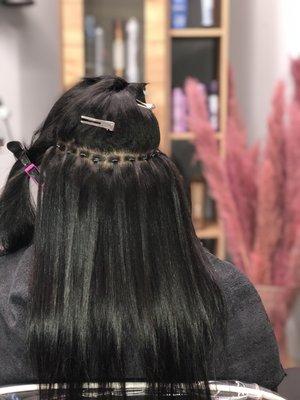 Braidless sew in a technique that allows hair extensions to be applied to the hair without the natural hair being braided down as the base
