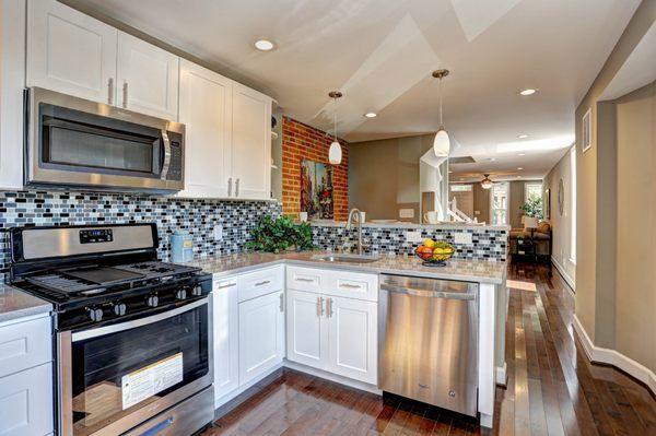 Large open kitchen w/ tile backsplash