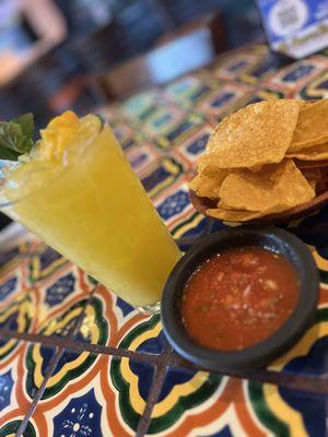Mango lemonade w/ chips and salsa