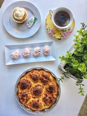 Churro muffin, Strawberry Fat Bombs, Cheesy Garlic Bread from Keto Kraving