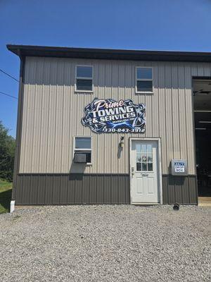 Very clean parking lot and office... That says alot about a company that's in the auto service business!