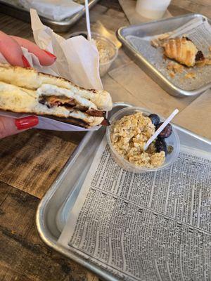 Brackfast sandwich with oats