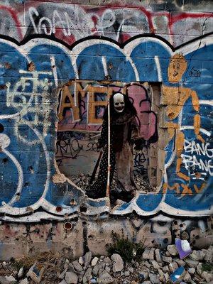 Great for photo shoots. One of the ruins they have here. Very cool spot for Manson The Clown