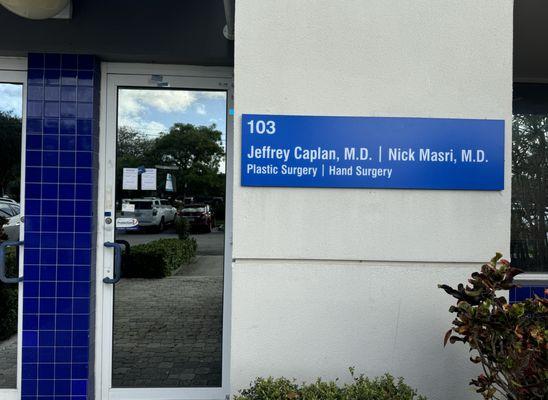 Is Dr Kaplan no longer practicing? have been calling for 1wk but the call drops. there are notices on Door and NO furniture appears inside!