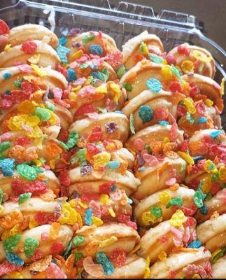 THE MINI PANCAKES WITH HEAVY WIPING CREAM AND FRUITY PEBLES