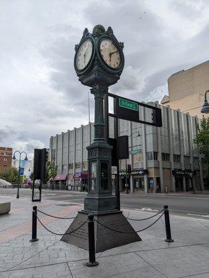 Ginsburg Jewelry Clock, Reno