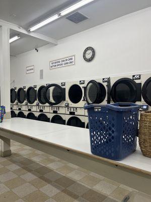Clean... small cute 24 hr laundry mat in sebastopol city