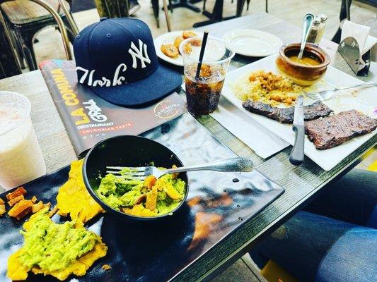 Guacamole with pork, w/ tostones excellent prices and the food very high quality I loved !!