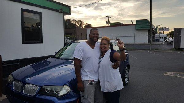 Is that a BMW X3 I see?? You'd be right! Holding those keys of happiness is Belinda Bowen with husband Maurice.