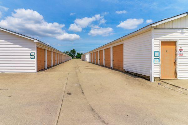 Large storage rooms, medium storage rooms, indoor vehicle parking.