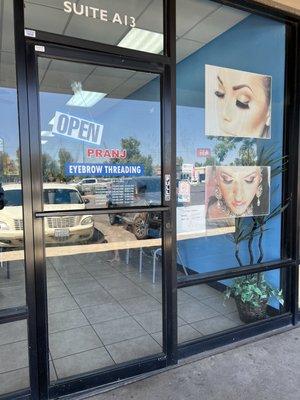 Pranj Eyebrow Threading