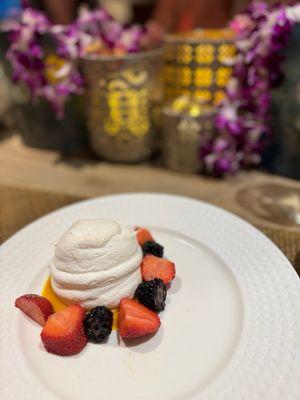 Pavlova dessert