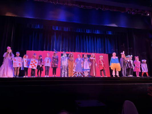 The ending lineup of characters for Alice/Dorthy in Oz