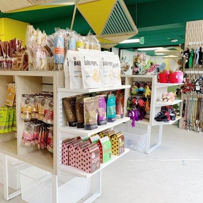 Healthy selection of nourishing cat & dog food, treats, chews, snacks and toys