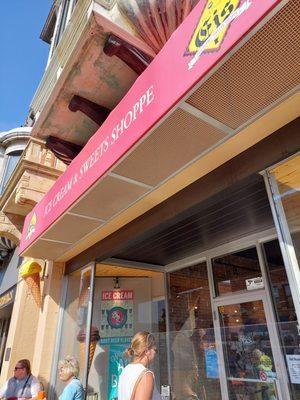 MN Eis - Ice Cream and Sweets Shoppe