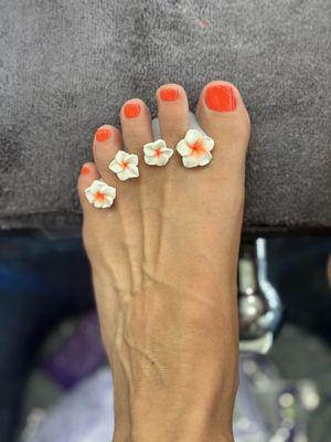 Great salon! Always do an awesome job, highly recommend! Chairs work, staff is very nice, and handle the high volume times efficiently!