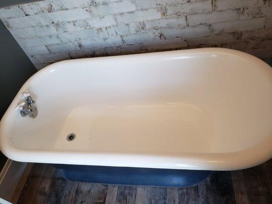 Clawfoot bathtub after refinishing near Cincinnati, OH