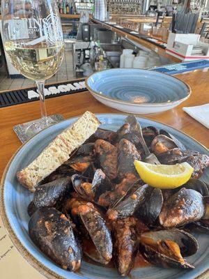 $10 happy hour pei mussels