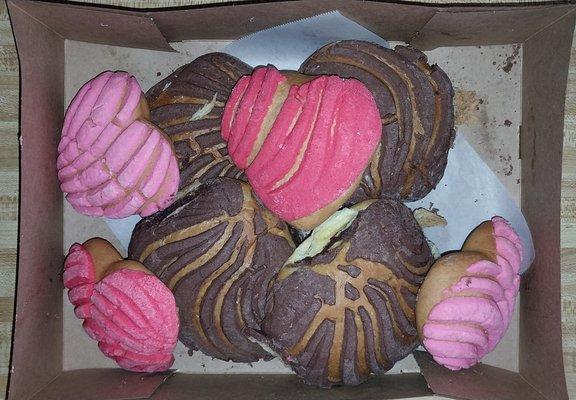 Happy Valentine's Day 2025! They had cute heart-shaped conchas today!