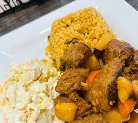 Arroz gandules, carne guisada y pasta salada.