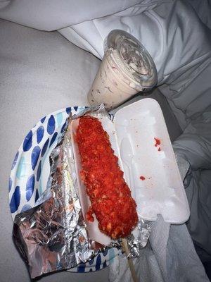 VERY VERY DELICIOUS Elote Entero Revolcado en Hot Cheetos And Fresas Con crema Chico's /strawberries