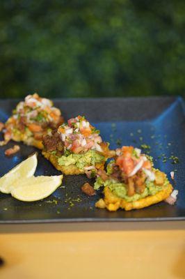Tostones guacamole y chicharron de cerdo