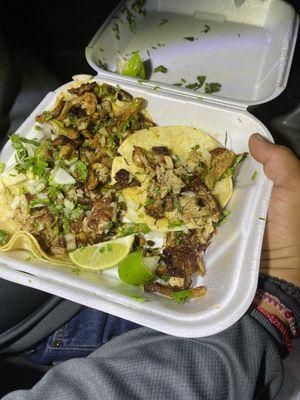 Los tacos. No traen salsa y me trajeron la orden equivocada La tripa parece que la metieron a la freidora