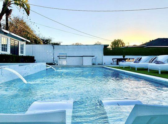 Beautiful Sparkling Clean Pool in Newport Beach!