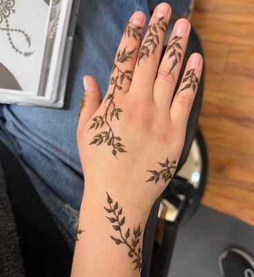 Simple henna design by Bhumi