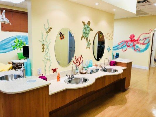 Tooth brushing station